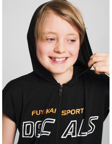 Летний спортивный костюм для мальчика: футболка с капюшоном и шорты с карманами.