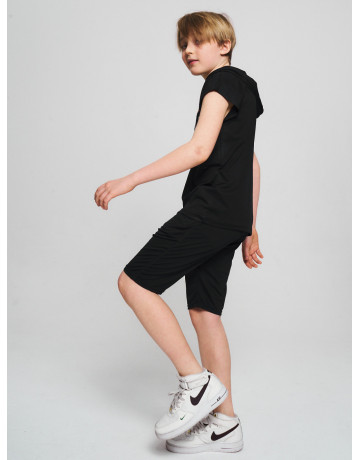 Летний спортивный костюм для мальчика: футболка с капюшоном и шорты с карманами.