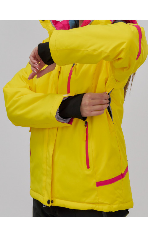 Женская горнолыжная куртка: идеальная посадка и тепло.