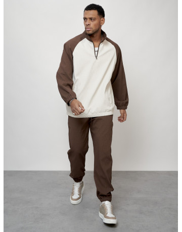 Мужской спортивный костюм для активного отдыха и повседневной носки.