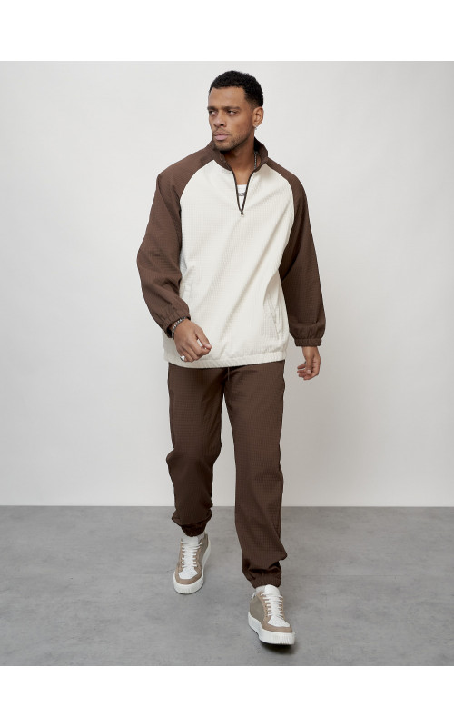 Мужской спортивный костюм для активного отдыха и повседневной носки.