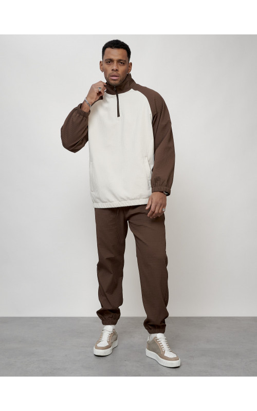 Мужской спортивный костюм для активного отдыха и повседневной носки.