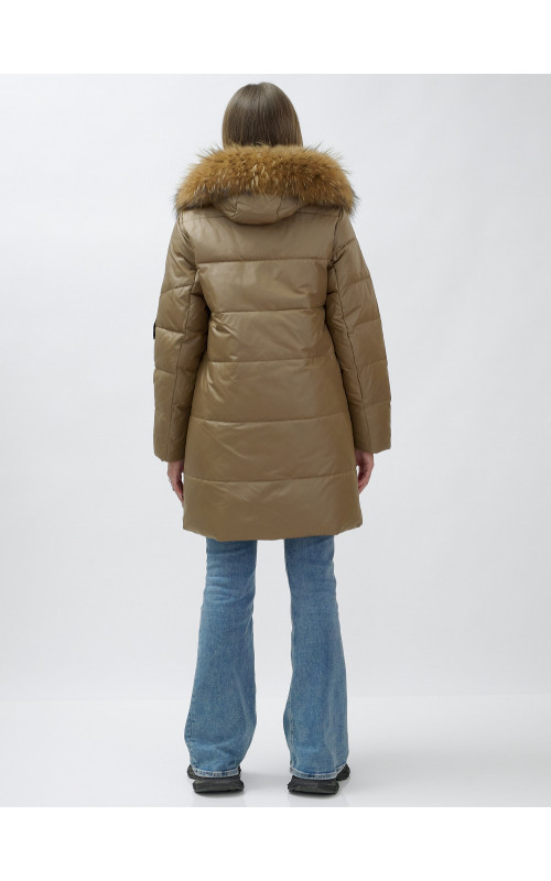 Пуховик женский зимний с мехом енот премиум коричневый в Тюмени