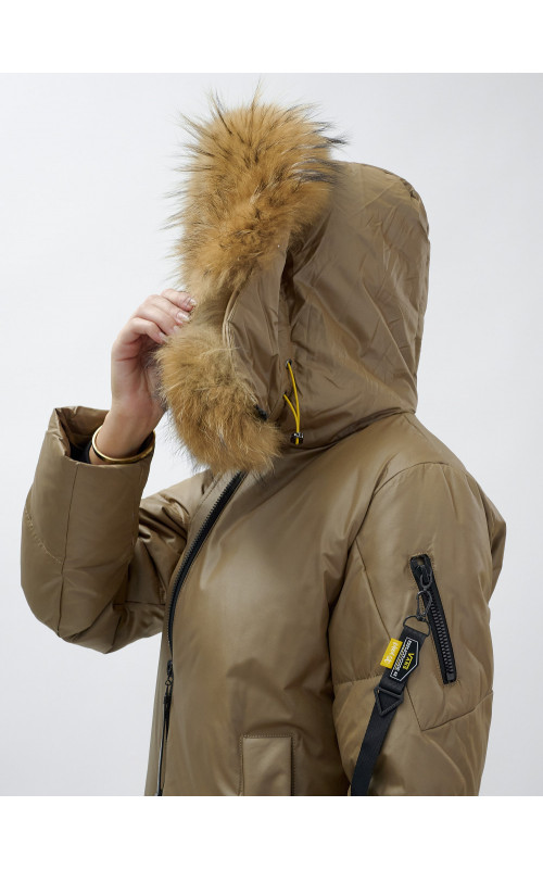 Пуховик женский зимний с мехом енот премиум коричневый в Тюмени