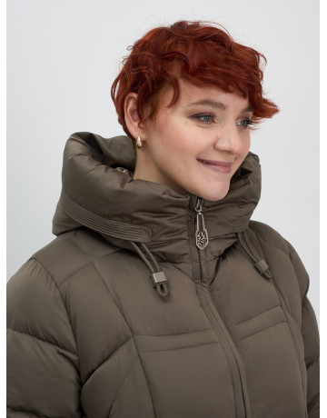 Длинный пуховик для женщин с капюшоном.