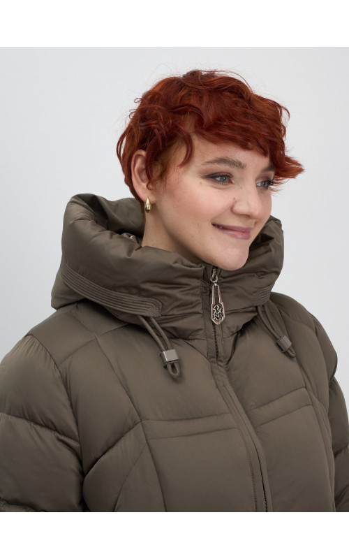 Длинный пуховик для женщин с капюшоном.