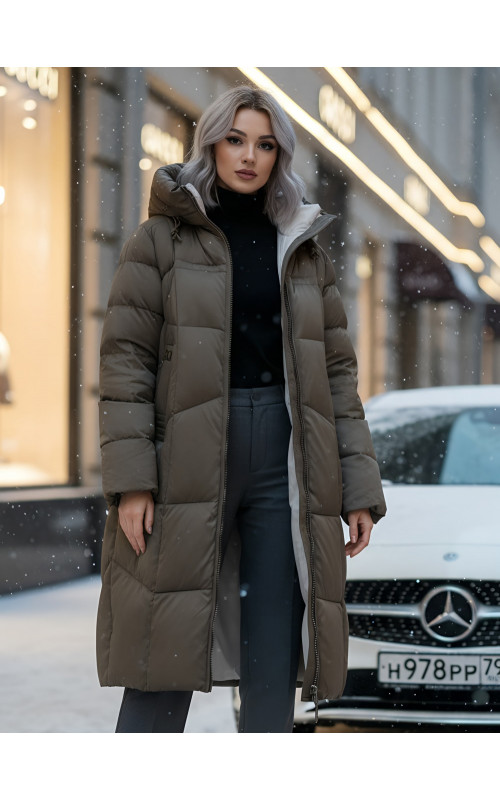 Длинный пуховик для женщин с капюшоном.