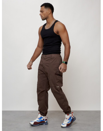 Мужские брюки зауженного кроя.