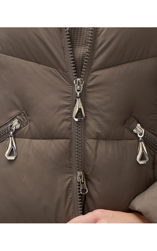 Длинный женский пуховик с капюшоном для зимы