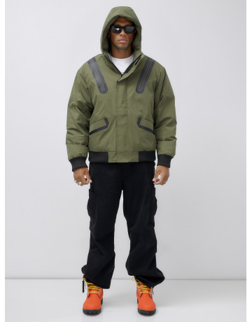 Мужская зимняя куртка с глубоким капюшоном.