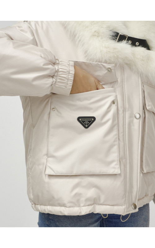 Зимний женский бомбер с меховой опушкой.