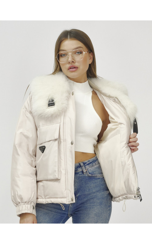 Зимний женский бомбер с меховой опушкой.