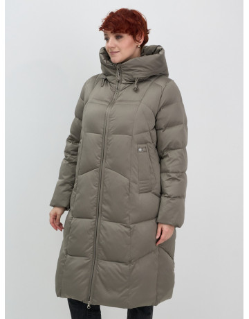 Длинный женский пуховик с капюшоном.