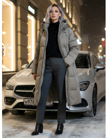 Длинный женский пуховик с капюшоном.