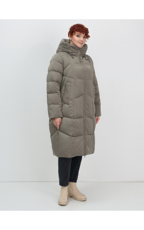 Длинный женский пуховик с капюшоном.