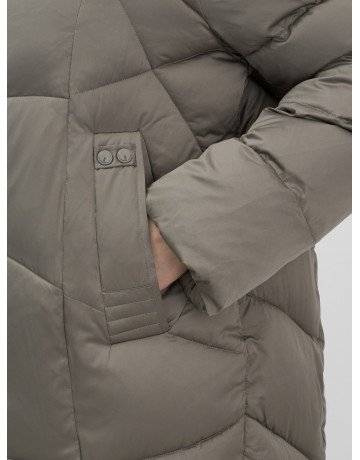 Длинный женский пуховик с капюшоном.