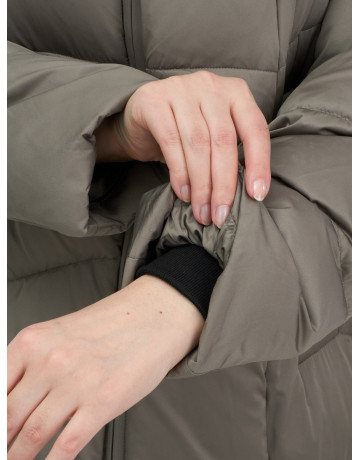 Длинный женский пуховик с капюшоном.