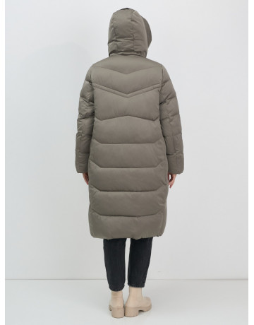 Длинный женский пуховик с капюшоном.
