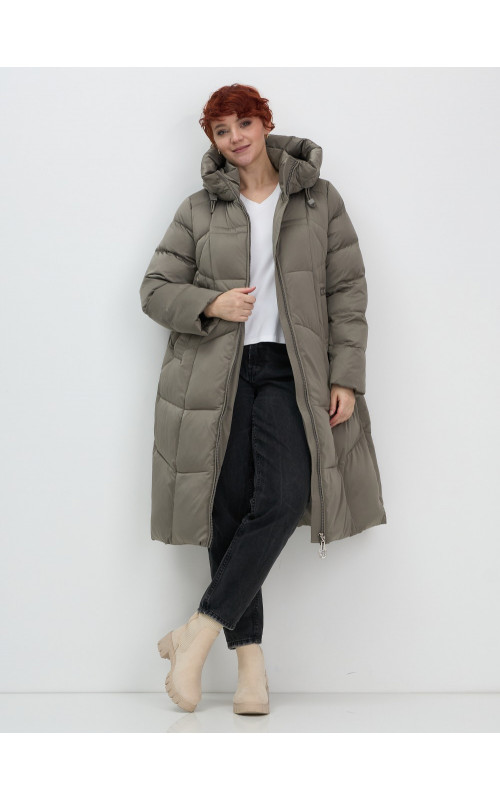 Длинный женский пуховик с капюшоном.
