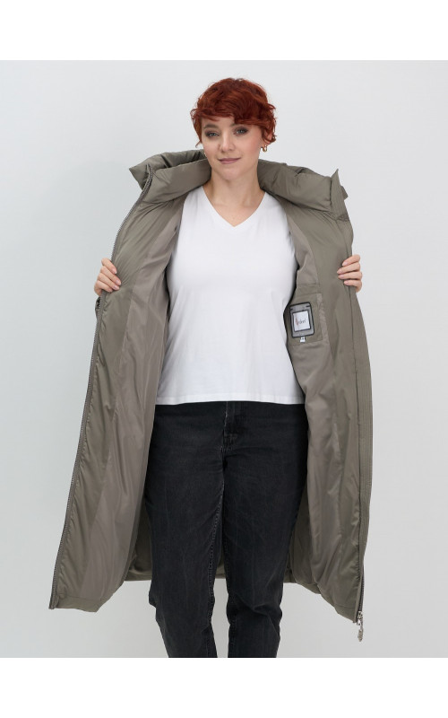 Длинный женский пуховик с капюшоном.