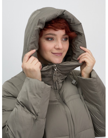 Длинный женский пуховик с капюшоном.