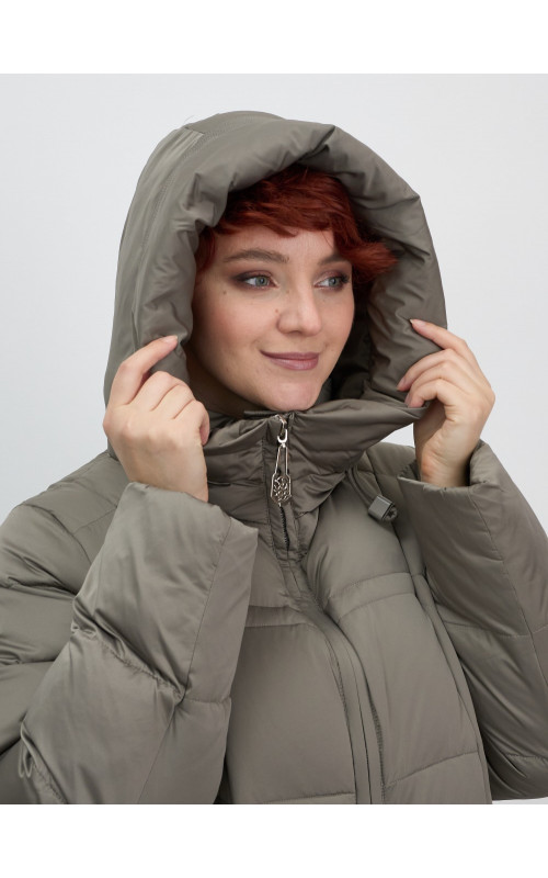 Длинный женский пуховик с капюшоном.