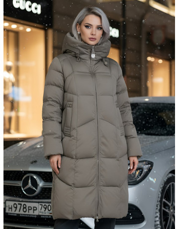 Длинный женский пуховик с капюшоном.