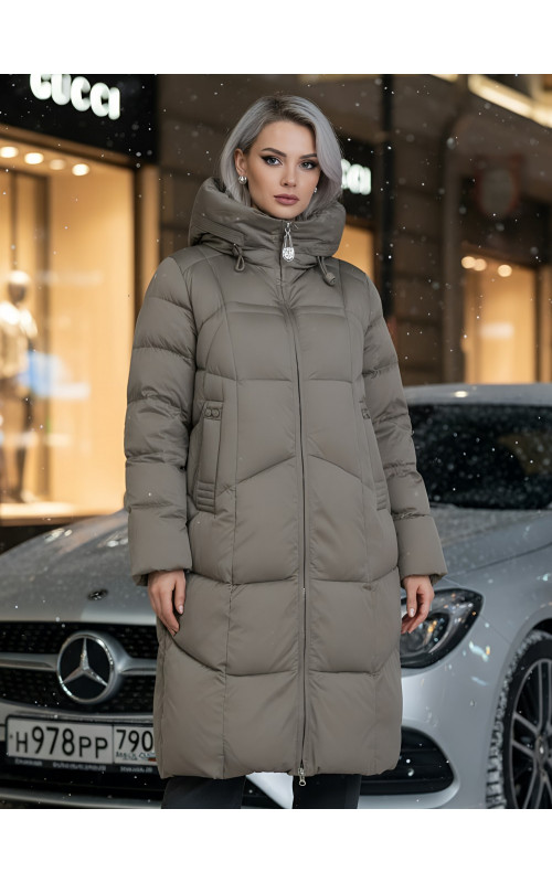 Длинный женский пуховик с капюшоном.