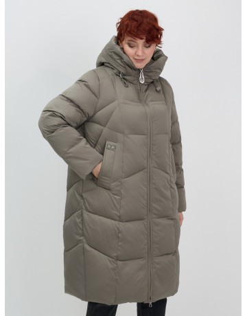 Длинный женский пуховик с капюшоном.