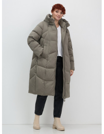 Длинный женский пуховик с капюшоном.