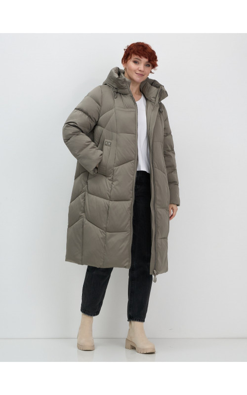 Длинный женский пуховик с капюшоном.