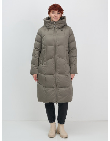 Длинный женский пуховик с капюшоном.