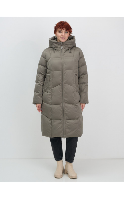 Длинный женский пуховик с капюшоном.