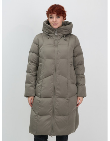 Длинный женский пуховик с капюшоном.