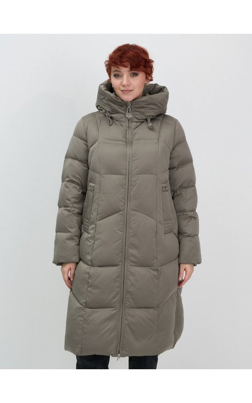 Длинный женский пуховик с капюшоном.