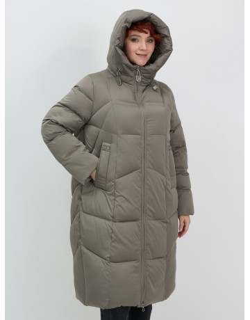 Длинный женский пуховик с капюшоном.