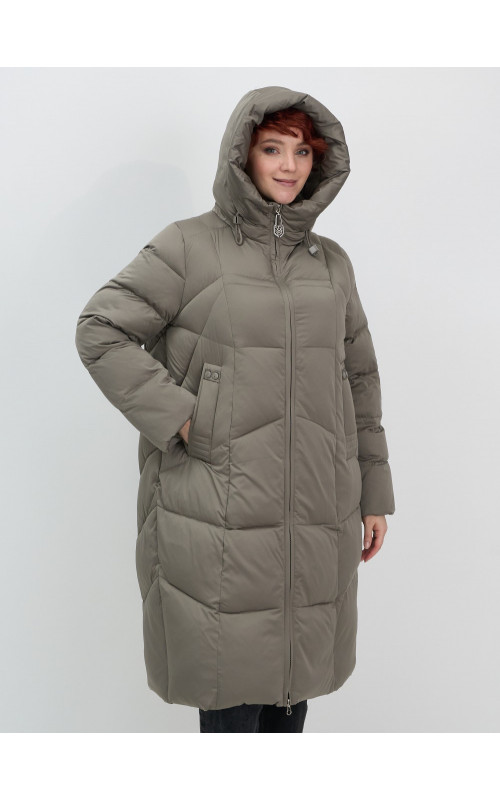 Длинный женский пуховик с капюшоном.