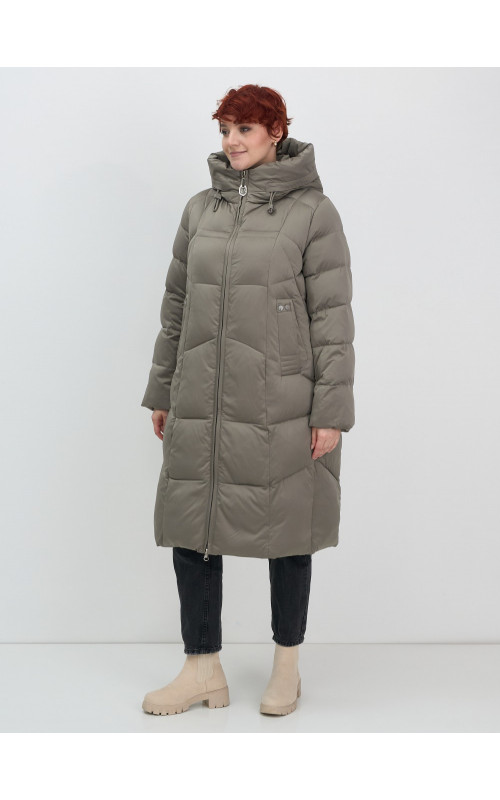 Длинный женский пуховик с капюшоном.