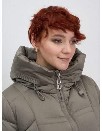 Длинный женский пуховик с капюшоном.