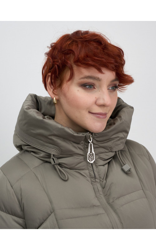 Длинный женский пуховик с капюшоном.