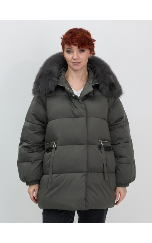 Пуховик с мехом песца, элегантный и стильный, для зимы 2025.