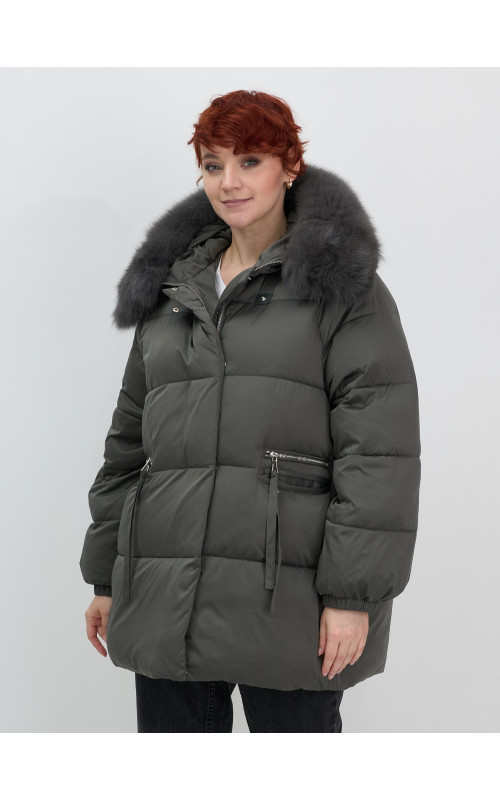 Пуховик с мехом песца, элегантный и стильный, для зимы 2025.