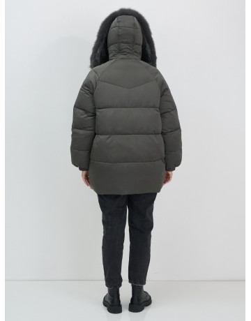 Пуховик с мехом песца, элегантный и стильный, для зимы 2025.