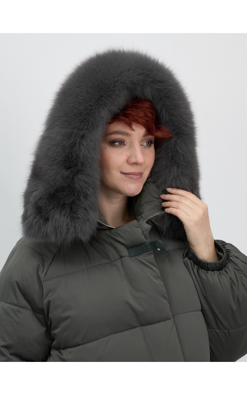 Пуховик с мехом песца, элегантный и стильный, для зимы 2025.