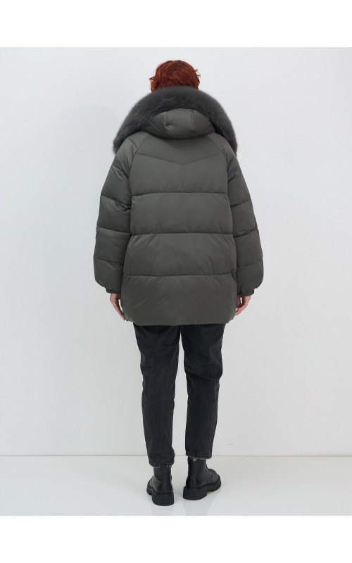 Пуховик с мехом песца, элегантный и стильный, для зимы 2025.