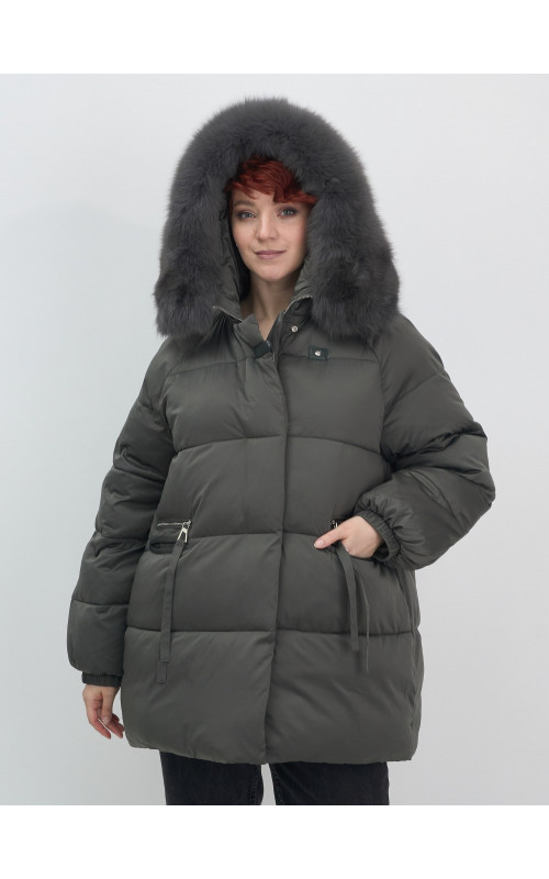 Пуховик с мехом песца, элегантный и стильный, для зимы 2025.