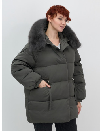 Пуховик с мехом песца, элегантный и стильный, для зимы 2025.