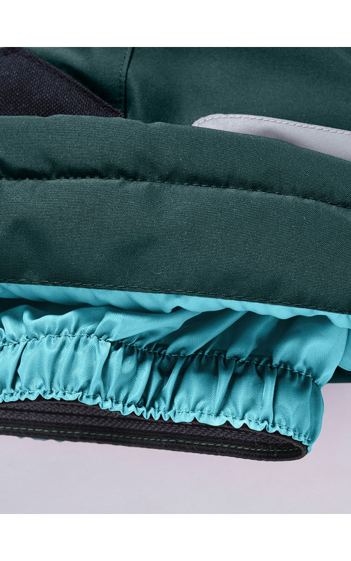 Детский горнолыжный костюм для девочки.