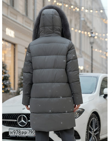 Длинный зимний пуховик премиум-класса.