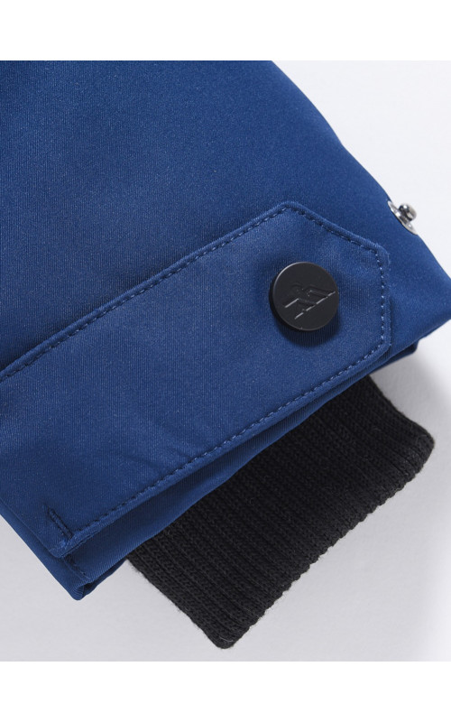 Тёплая парка для девочки с регулируемой посадкой.